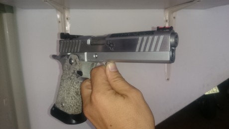 Un amigo me ha pedido que le ponga en venta en este foro una STI modelo EXECUTIVE, calibre .40. El arma 00
