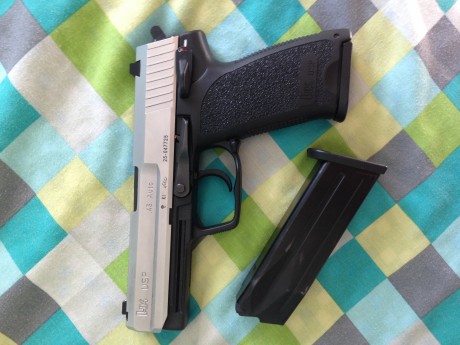Se vende H&k 45acp corredera plateada, prácticamente nueva no a pegado más de 50 disparos, en su caja 02