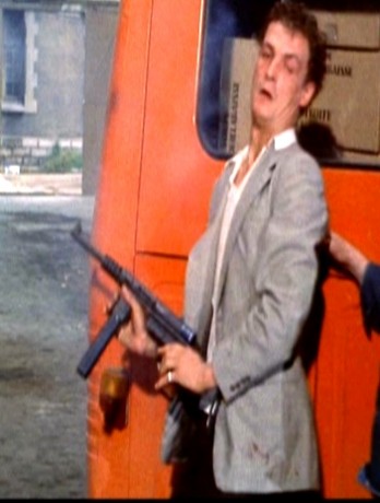 Compañeros,

En vista de las ganas de algunos (Elcafe, Wilcow, Vrakk, etc) por adivinar armas de películas 70