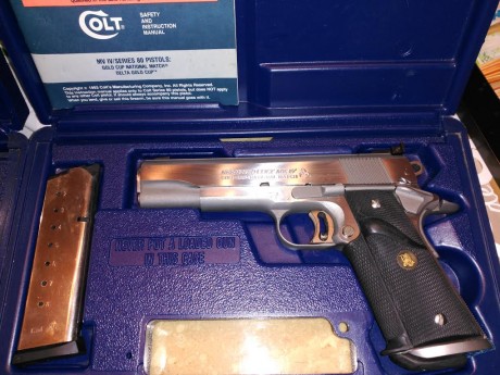 Vendo Colt  1911 Gold Cup calibre 45 ACP en acero inoxidable, solo tiene en uso el seguro de aleta,  el 00