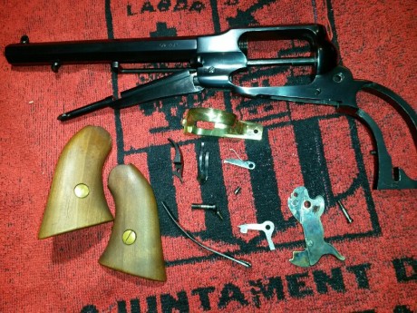 Por dejarme la avancarga, vendo equipo completo que consta de :
Revolver Uberti Conversion _New Army 1958 12