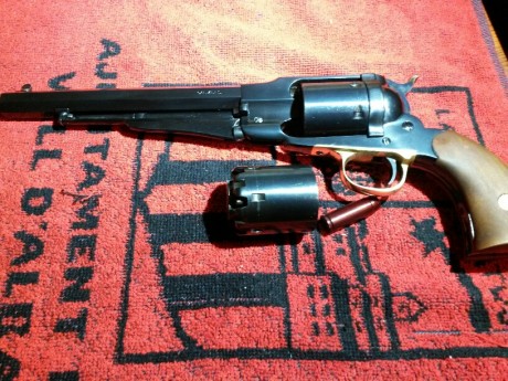 Por dejarme la avancarga, vendo equipo completo que consta de :
Revolver Uberti Conversion _New Army 1958 10