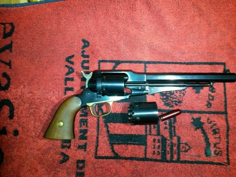 Por dejarme la avancarga, vendo equipo completo que consta de :
Revolver Uberti Conversion _New Army 1958 40