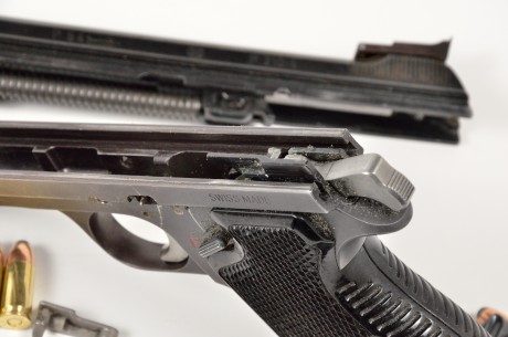 Se vende SIG P210-5 de 6" con dos cargadores, herramienta de desmontaje y dos cachas.
Superprecisa,

Rebajada 60