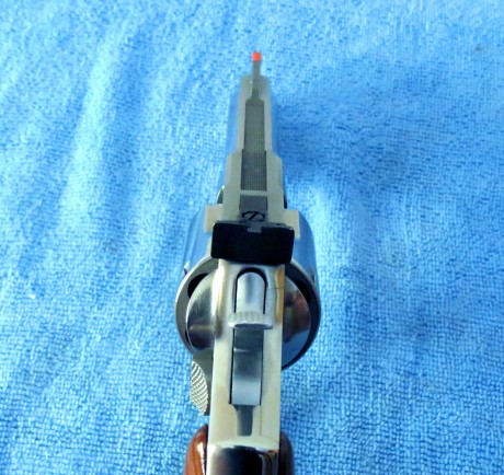 Vendo revolver Taurus de 4 pulgadas calibre 357 magnun en acero inoxidable,guiado con licencia F,esta 02