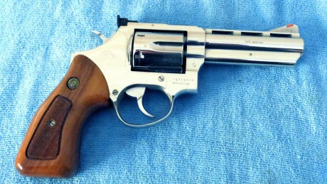 Vendo revolver Taurus de 4 pulgadas calibre 357 magnun en acero inoxidable,guiado con licencia F,esta 01