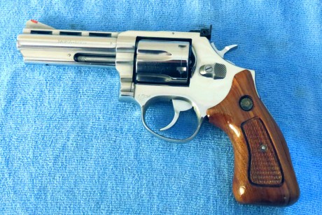 Vendo revolver Taurus de 4 pulgadas calibre 357 magnun en acero inoxidable,guiado con licencia F,esta 00
