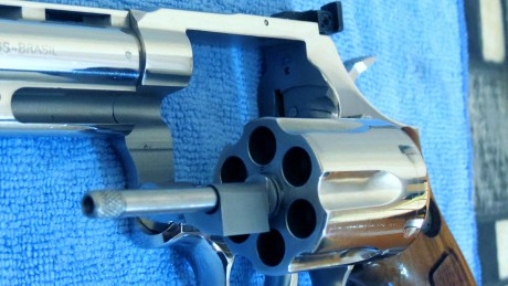 Vendo revolver Taurus de 4 pulgadas calibre 357 magnun en acero inoxidable,guiado con licencia F,esta 11