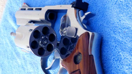 Vendo revolver Taurus de 4 pulgadas calibre 357 magnun en acero inoxidable,guiado con licencia F,esta 10