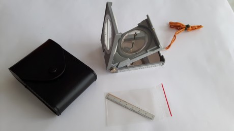 Brújula Suiza marca Büchi, sin estrenar en su caja original con el manual, funda de cuero y varios, dicha 00