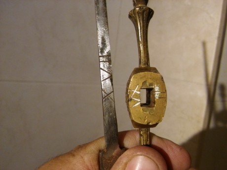 Hola compañeros , un amigo me regalo esta espada para que la restaurase y la pusiese a punto ya que le 10