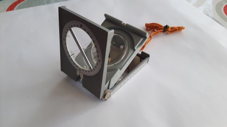 Brújula Suiza marca Büchi, sin estrenar en su caja original con el manual, funda de cuero y varios, dicha 12
