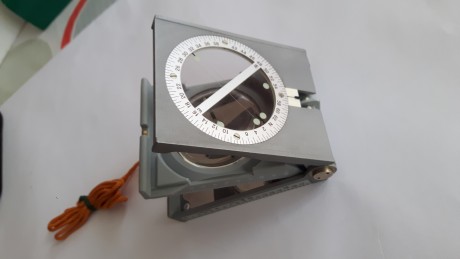 Brújula Suiza marca Büchi, sin estrenar en su caja original con el manual, funda de cuero y varios, dicha 11