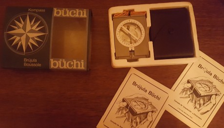 Brújula Suiza marca Büchi, sin estrenar en su caja original con el manual, funda de cuero y varios, dicha 10
