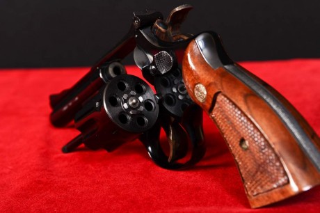 Buenas a todos.
Se que es muy difícil de encontrar, pero estoy buscando un revolver S & W mod. 18 02