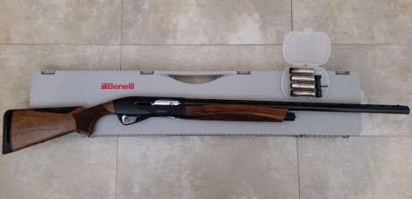 Escopeta semiautomatica benelli raffaello black cal. 12 . Practicamente nueva con apenas un año. Con maletin 02