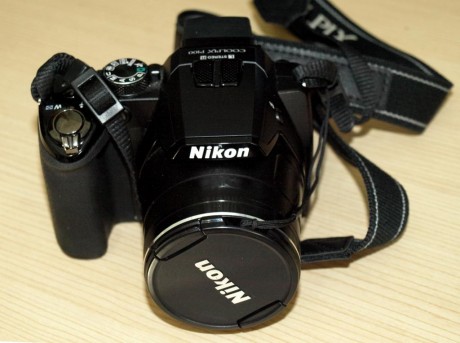 En venta cámara de fotos NIKON COOLPIX P100, menos de 1000 disparos, prácticamente nueva. 120 €. 01