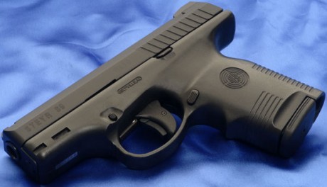 en Austria, es una de las mejores pistolas jamás fabricadas en polímero que cuenta además con una estética 120