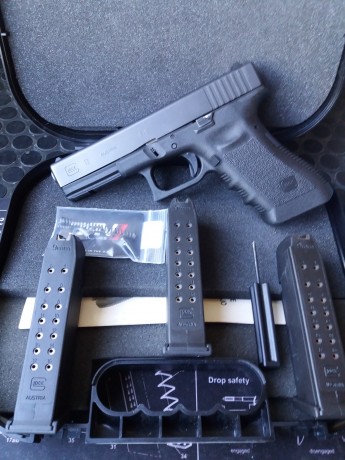 Vendo una Glock 17 3ªgen nueva, sin uso. Tres cargadores , maletin original y dos desconectores, uno de 02