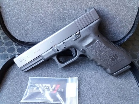 Vendo una Glock 17 3ªgen nueva, sin uso. Tres cargadores , maletin original y dos desconectores, uno de 00