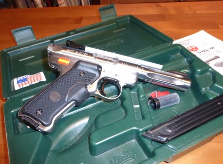 Vendo ruger .22, MK III,Hunter. Todo en Acero Inox. Cañon acanalado,
Cachas CTC, Crimson Trace Laser Grips.Se 02