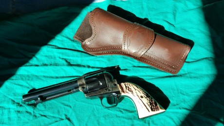 ...Para costear otros vicios, se vende Revolver Uberti calibre 44/40 con cañon de  5.1/2 pulgadas. 48 01