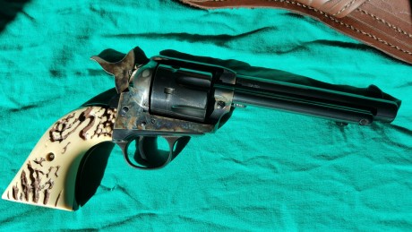 ...Para costear otros vicios, se vende Revolver Uberti calibre 44/40 con cañon de  5.1/2 pulgadas. 48 00