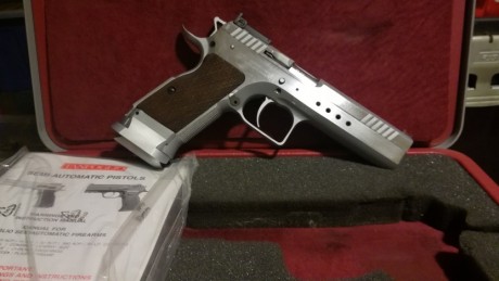 El arma esta reservada hasta el martes!!

Pongo esta tanfoglio limited custom 9mm a la venta

El arma 00