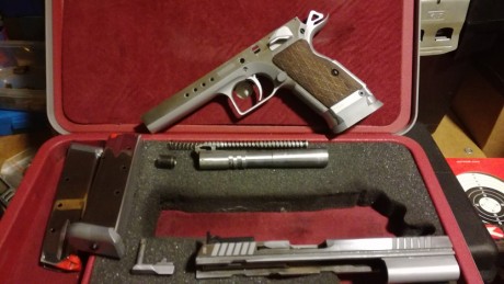 El arma esta reservada hasta el martes!!

Pongo esta tanfoglio limited custom 9mm a la venta

El arma 10