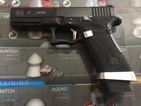  mi querida Glock 17 completamente customizada
-Cuerpo lijado y pulido para reducirlo a mano media-pequeña
-Ahuecado 70