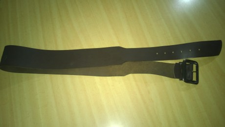   Cinturón en piel de 115cm con 3mm de grueso 6,8 cm anchura parte central y 4,8 cm extremos. No se ha 02