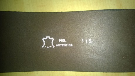   Cinturón en piel de 115cm con 3mm de grueso 6,8 cm anchura parte central y 4,8 cm extremos. No se ha 01