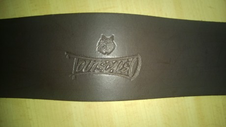  Cinturón en piel de 115cm con 3mm de grueso 6,8 cm anchura parte central y 4,8 cm extremos. No se ha 00