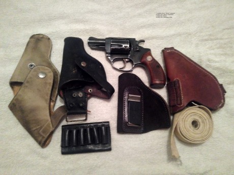 Revolver Astra 2 calibre 38, tambor de 5 disparos, con fundas y cartuchera. Realizados entre 20 y 30 disparos. 00