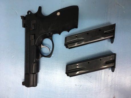 Se vende pistola cz75 9mmP como nueva con alzas regulables cachas de goma y dos cargadores 400€ 01
