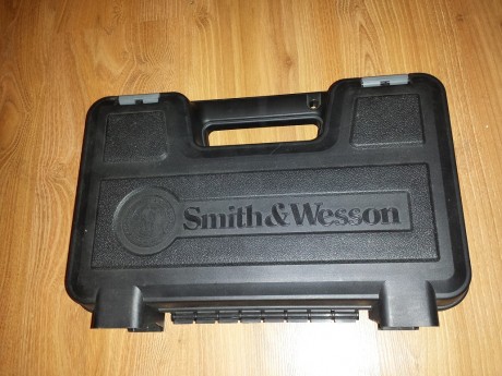 Vendo Pistola SMITH & WESSON M&P9 Compact prácticamente nueva por no usar, comprada en su día 01