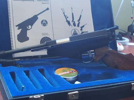 Pistola de competicion olimpica a 10 metros, cacha M, recien cambiada la pila (hay bateria para un par 11