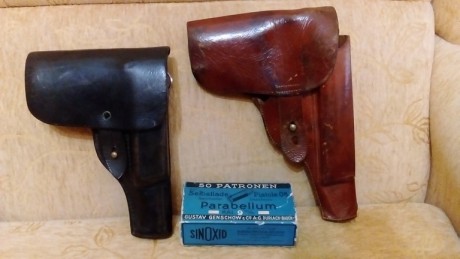 Buenas tardes. 
  Vendo estas dos fundas . La marrón tuvo a una Luger dentro muchos años, se puede observar 02