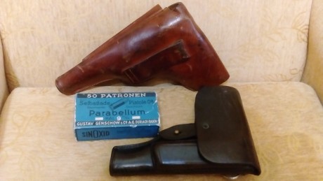 Buenas tardes. 
  Vendo estas dos fundas . La marrón tuvo a una Luger dentro muchos años, se puede observar 00