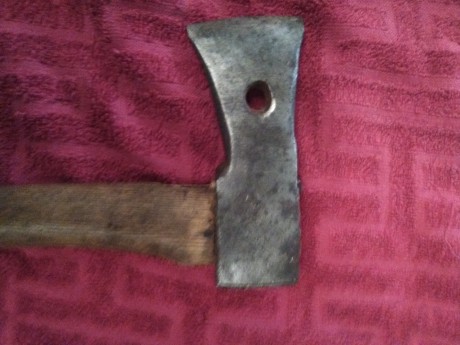 Buenas otra mas del cajón , es una hacha pequeñita pero de buen acero la compre en Chequia hace ya unos 02