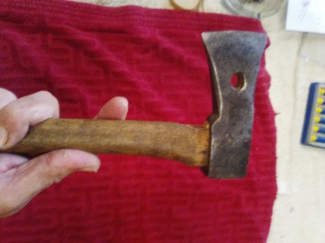 Buenas otra mas del cajón , es una hacha pequeñita pero de buen acero la compre en Chequia hace ya unos 00