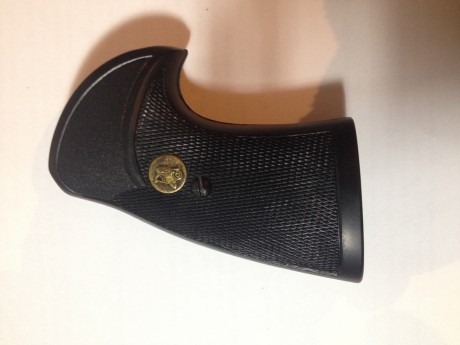 Cachas para revolver, son adaptables a distintos modelos, un compañero las tenia en un Astra y otro en 01