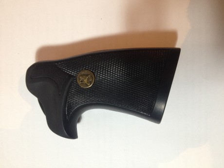 Cachas para revolver, son adaptables a distintos modelos, un compañero las tenia en un Astra y otro en 00