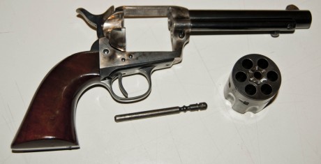 Revolver de la marca Uberti, calibre 357/38, se ha utilizado solo con polovora negra, esta nuevo, no se 00