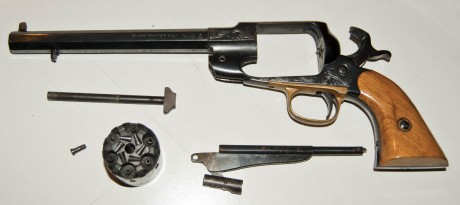 Revolver de pólvora negra Santa Bárbara, tiene grabados en armazón y tambor. La palanca de carga está 00