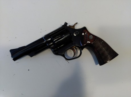 Revólver Astra modelo 357 en calibre 9mm. parabellum. Es una rareza, pues fue un encargo especial, hecho 02