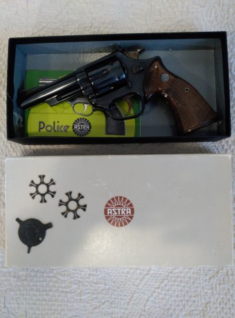 Revólver Astra modelo 357 en calibre 9mm. parabellum. Es una rareza, pues fue un encargo especial, hecho 01