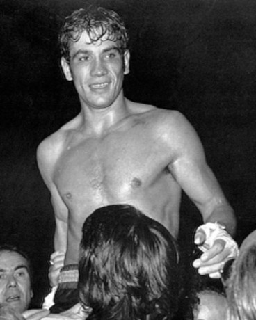 Hoy ha fallecido en Zaragoza al ex boxeador y ex campeon mundial Perico Fernandez, muy popular en los 21