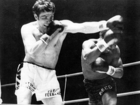 Hoy ha fallecido en Zaragoza al ex boxeador y ex campeon mundial Perico Fernandez, muy popular en los 20