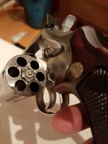 Vendo revolver Smit and Wesson 686 en acero inoxidable 6¨ cal357 magnun y 38 
Esta en Madrid
precio 350 02
